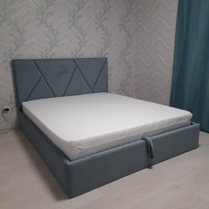 Кровать двуспальная с матрасом в комплекте