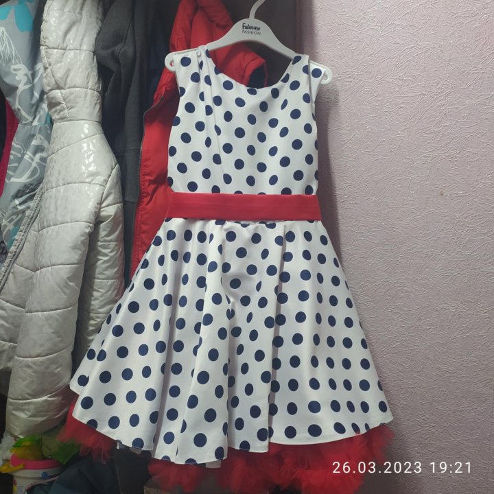 нарядное платье для девочки 128-134