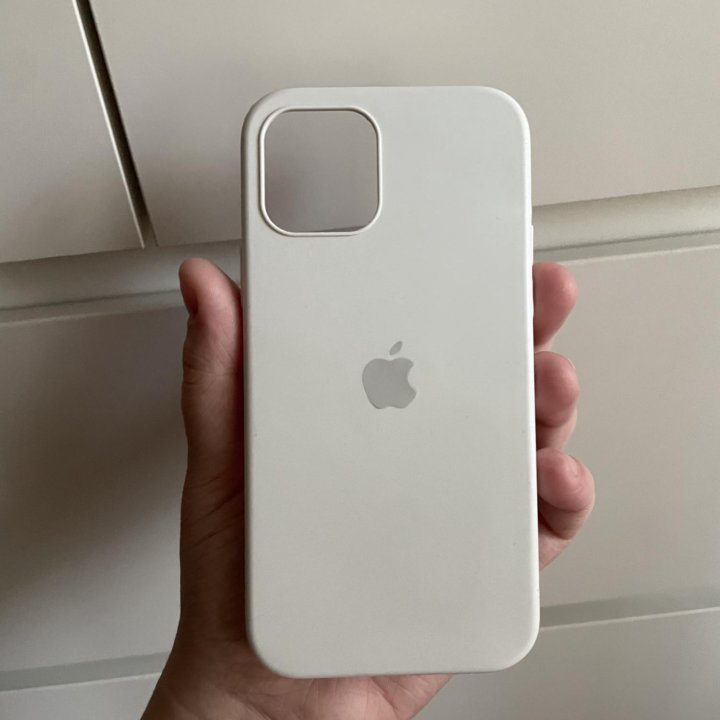 Чехлы на iPhone 12