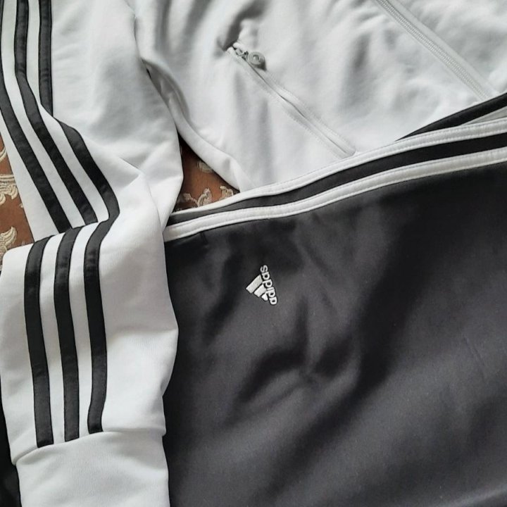 Спортивный костюм adidas