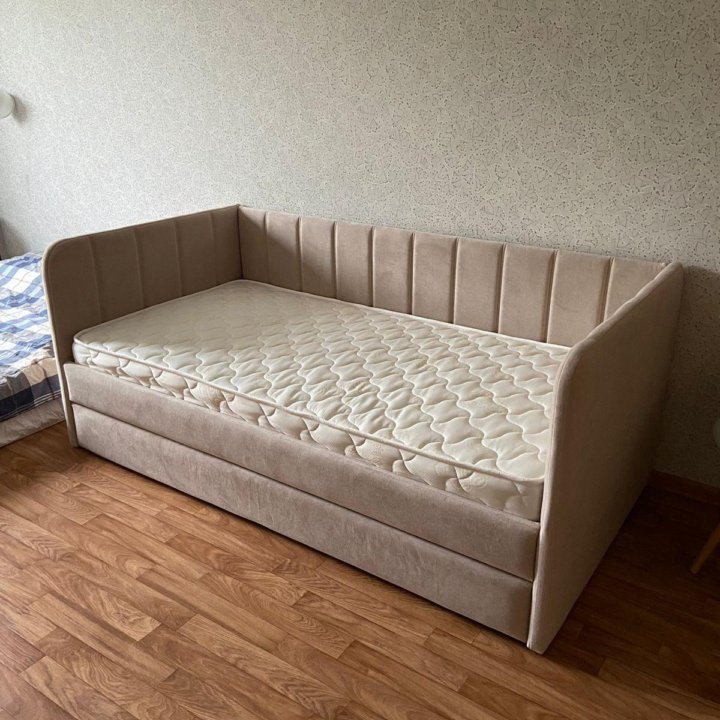 Подростковая кровать в обивке