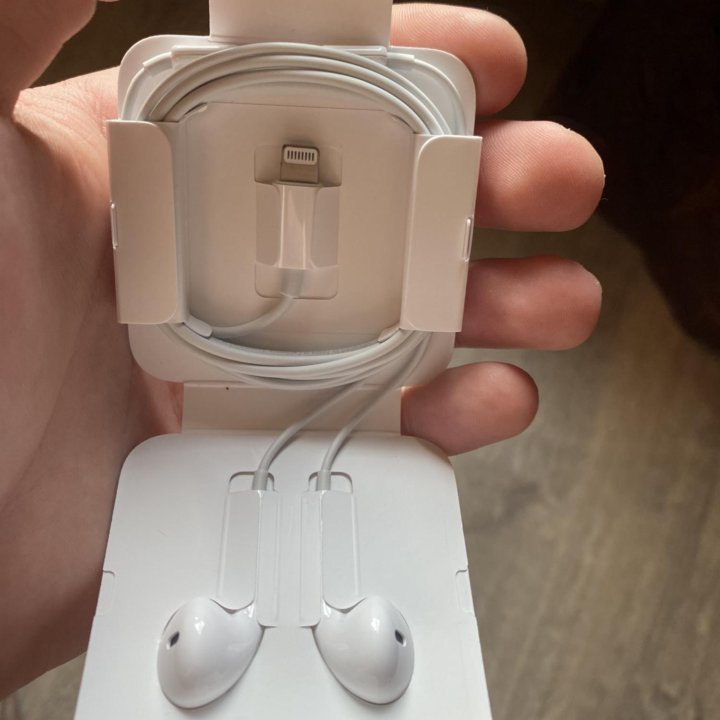 Наушники Apple AirPods lightning