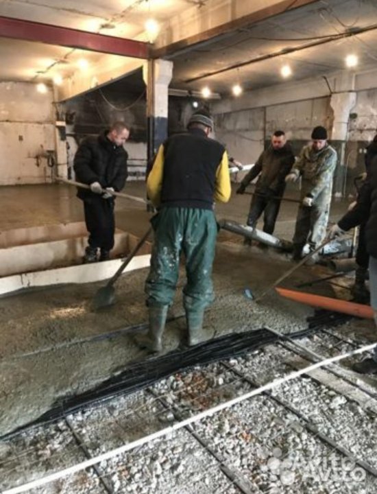 Разнорабочий в люберцах октябрьский. Бригада грузчиков. Стройка бригада строителей. Разнорабочие в одинцово. Люди в спецодежде разных профессий.