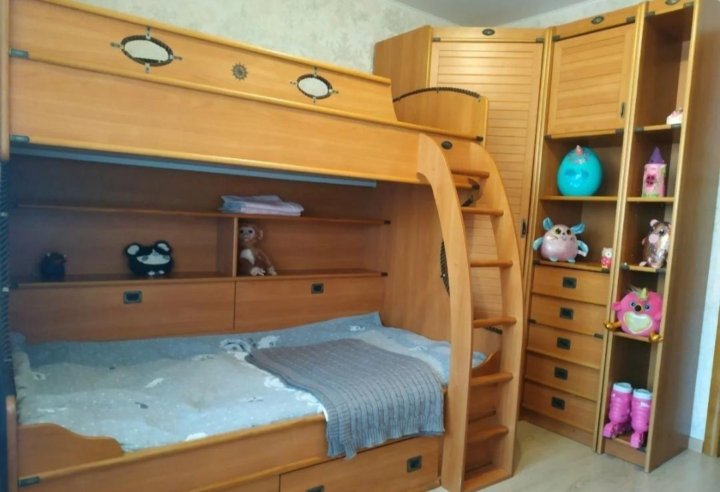 Угловой шкаф и двухъярусная кровать