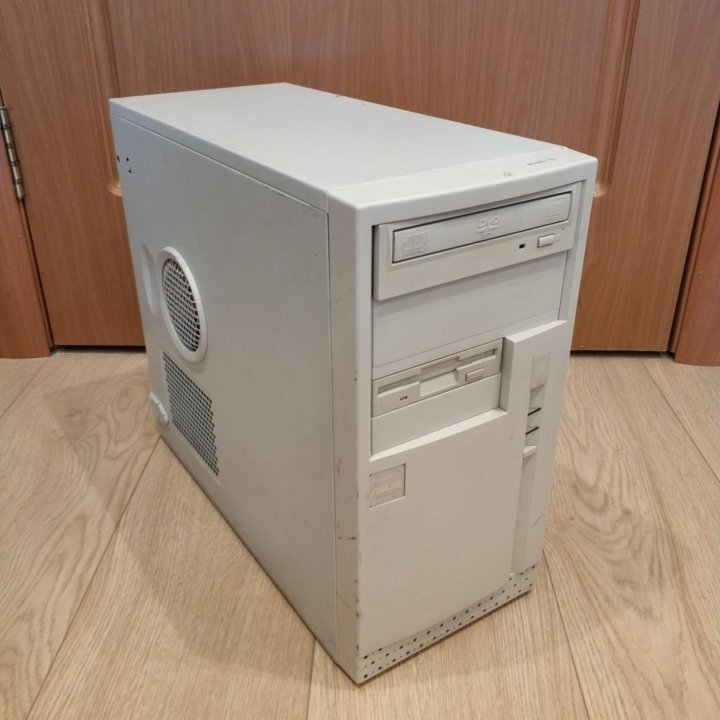 старый системный блок компьютера