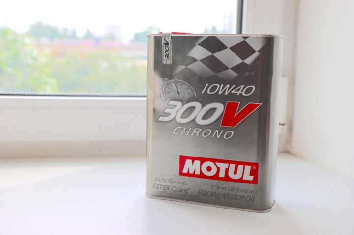 Спорт масло. Motul 300v Chrono 10w40 ( 2л). Моторное масло Motul 300v Chrono 10w-40 синтетическое. 5-40 Масла спортивные.