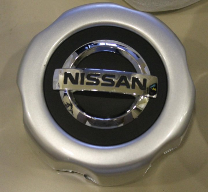 Колпаки на колеса ниссан. Nissan np300 колпак ступицы. Колпачок ступицы Nissan np300. Колпак на диск Nissan Pathfinder r51. Колпак колеса Nissan Terrano.