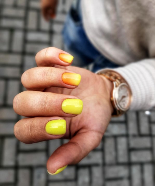 Желтый маникюр. Желтые короткие ногти. Жёлтые ногти маникюр. Маникюр салатовый с желтым. Педикюр кемерово