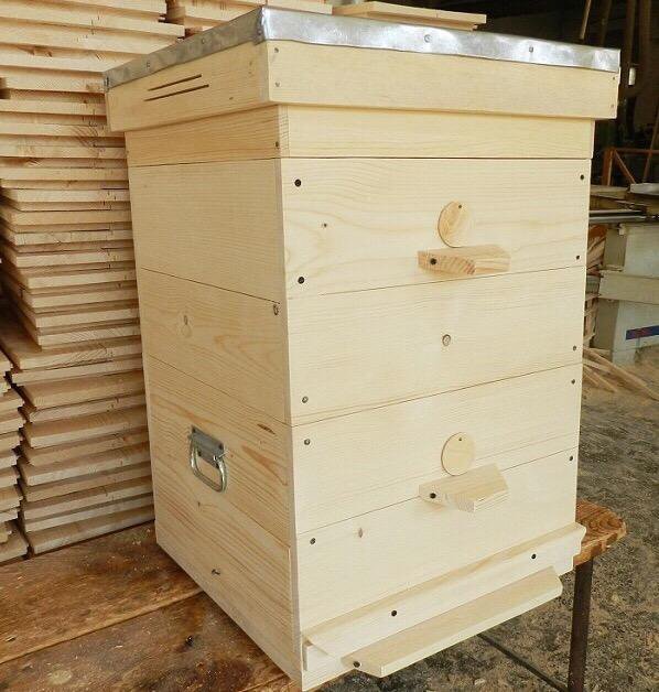 Купить пчелосемьи в белгородской области. Ульи рута для пчел. Улей для пчел Дадан. Улики для пчел Дадан. Деревянный улей.