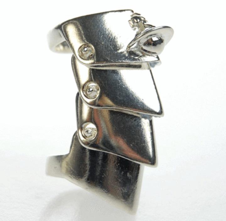 Вивьен вествуд кольца. Vivienne Westwood Armor Ring. Вивьен Вествуд Нана кольцо. Vivienne Westwood кольцо Armour. Кольцо коготь Вивьен Вествуд.