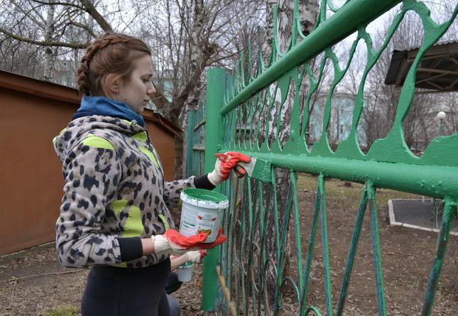 Покрашенный забор огэ. Покраска забора. Покраска ограждений. Покрасить забор. Красит забор.