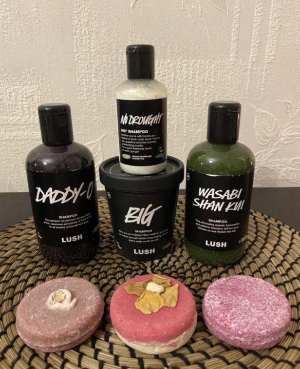 Lush karma. Lush для волос. Шампунь лаш новинка. Мыло карма лаш состав.