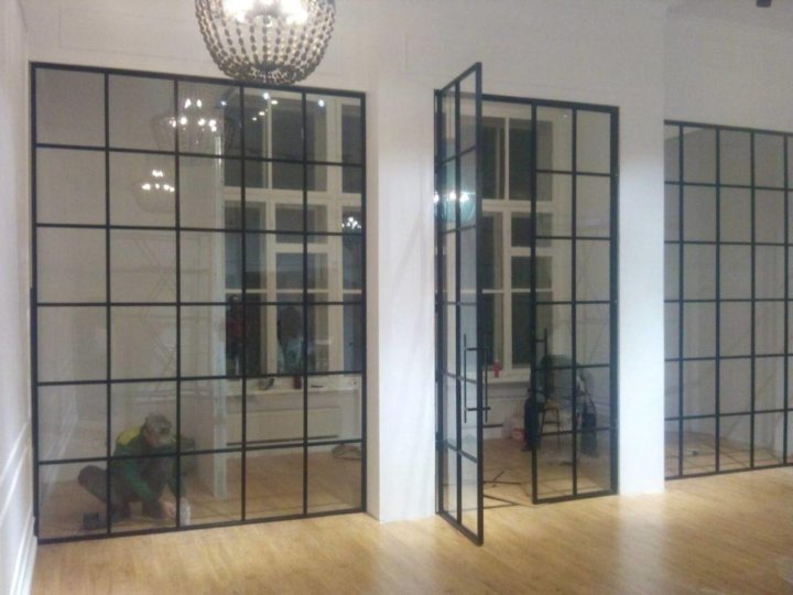 Алюминиевые перегородки профиль дорс. Профиль дорс раздвижные перегородки. Раздвижные перегородки alutech 9016. Межкомнатные перегородки аристо. Профиль дорс перегородки межкомнатные.