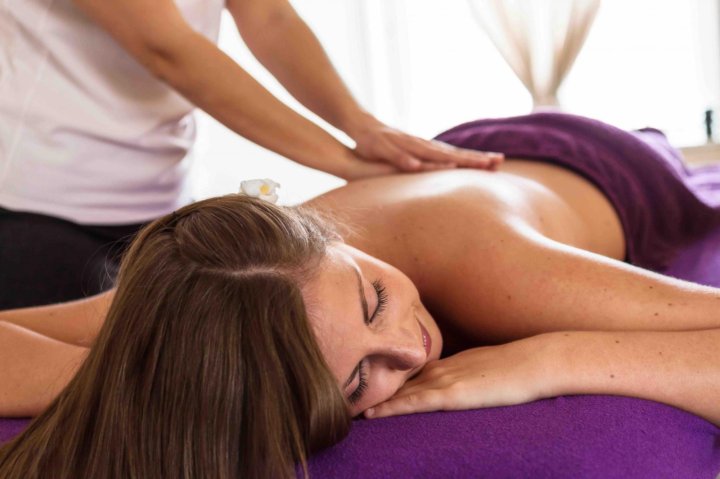 Gemischtrassiger Jung Pisse Massage