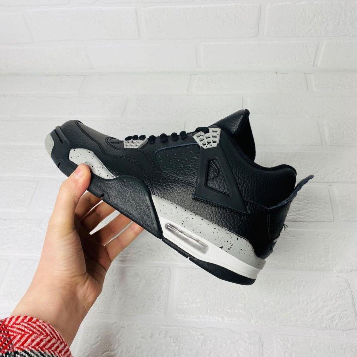 black and silver jordan 4