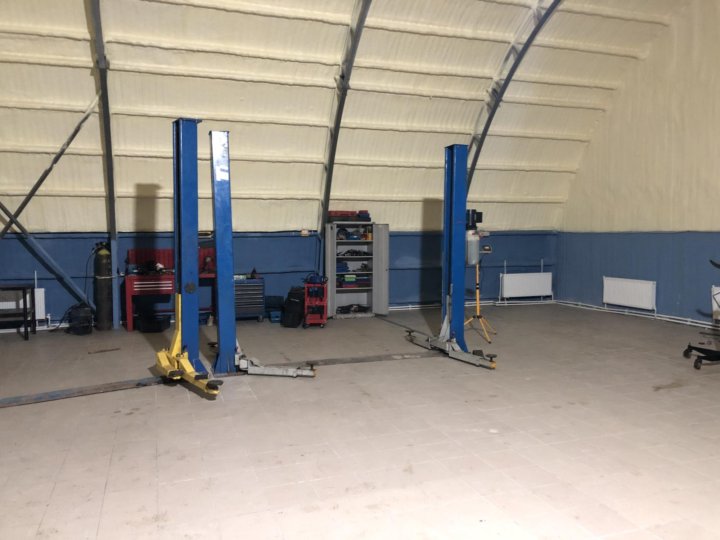 гидравлический подъёмник для автосервиса. гаражный бокс с подъемником. подъемник для авто. подъемник в гараж. подъемник для авторемонта.