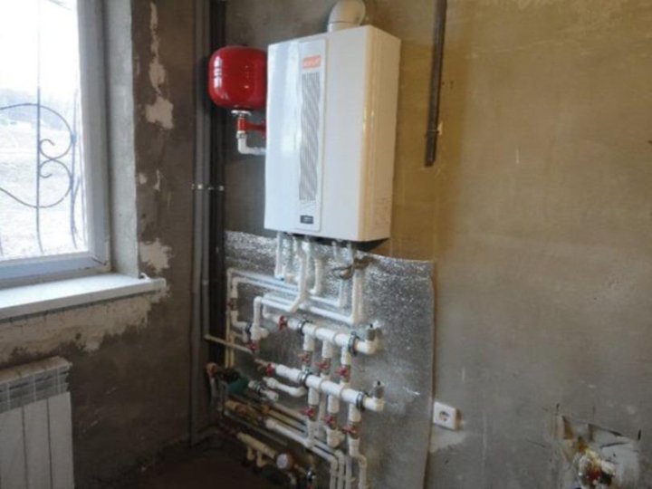 Обвязка двухконтурного газового котла навьен. Навесной котел теплый пол. Монтаж настенного котла будерус двухконтурный. Установка электрокотла в частном доме. Отопление от газового котла.