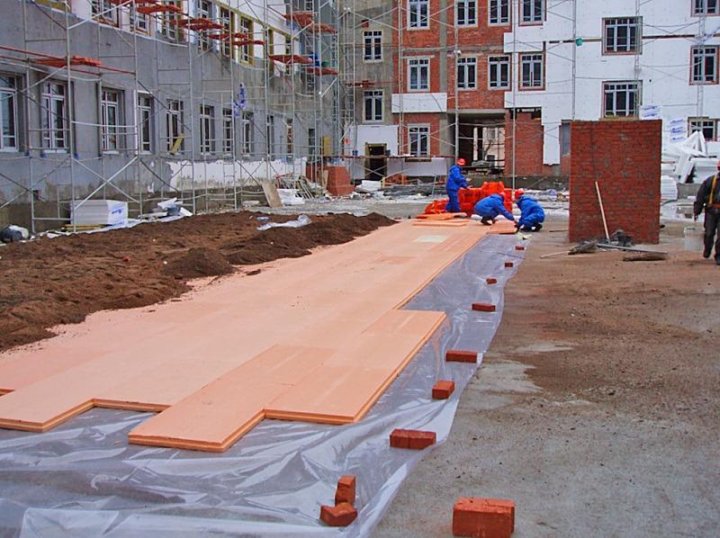 плиты экструдированного пенополистирола на стройке