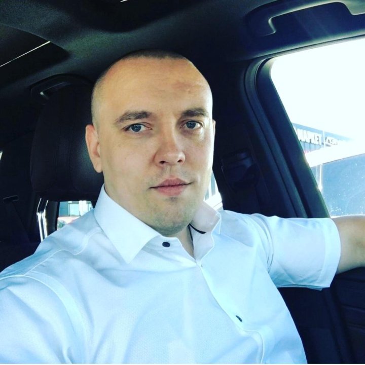 Состоятельный мужчина. Работа водителем в семью. Работа водителем в семью. Водитель и пассажир. Водитель и автомобиль.