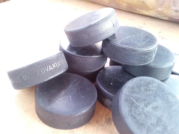 шайба хоккейная. шайба 75мм. клюшка для хоккея состоит из. размер хоккейной шайбы взрослой. шайба вес 1 шт для хоккея.