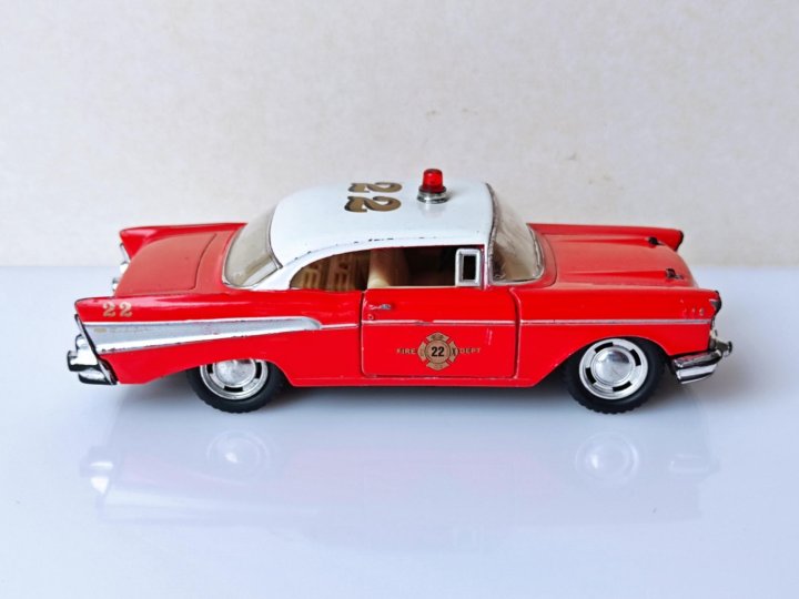 Машинка 40. Chevrolet Bel Air 1957 модель машинки. 1957 Chevrolet Bel Air Kinsmart салон. Bel Air 1957 1/24 розовая. Модель 1957 красный белый.