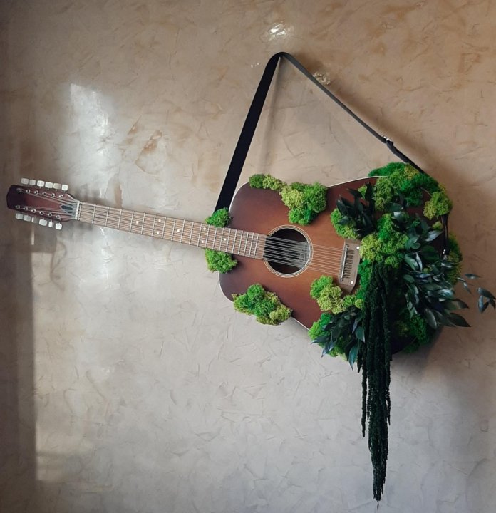 Декоративная гитара с тарелкой в центре – “Цветущая гитара”