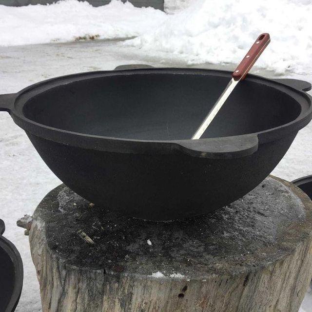 Казан чугун или алюминий. Казан чугунный зимой. Казан с пловом на природе зима. Узбекский казан в открытом виде.