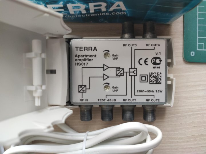 Terra HS 016. Антенный усилитель Terra HS 004 схема подключения. Антенный усилитель Terra hs004 сколько выходов есть.