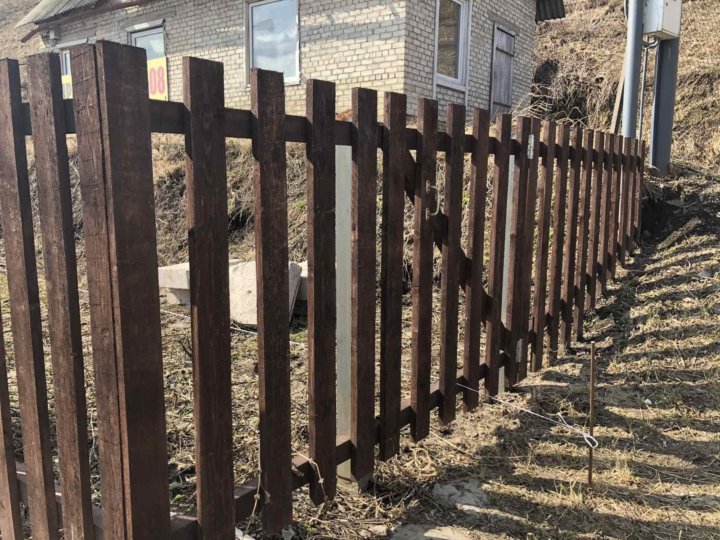 Забор из евроштакетника 1. Ограждения из импрегнированной древесины. По-16 забор. Забор из профлиста с металлическими столбами своими руками. Табличка продается.
