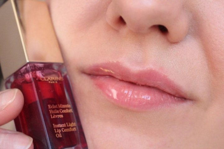 Масло для губ отзывы. Clarins Lip Comfort Oil масло-блеск. Clarins масло для губ 04 свотчи. Clarins Lip Oil свотчи. Clarins Lip Comfort Oil Mint.