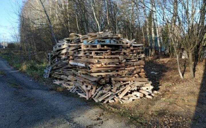 Дрова троицк челябинская. Доски на дрова. Леса из поддонов. Как красиво сложить обрезки досок на дрова.