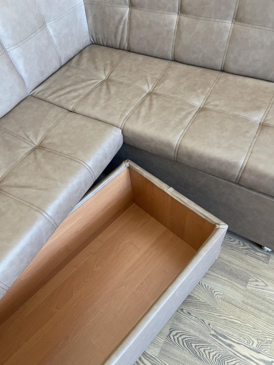 Кухонный угловой диван из кожи