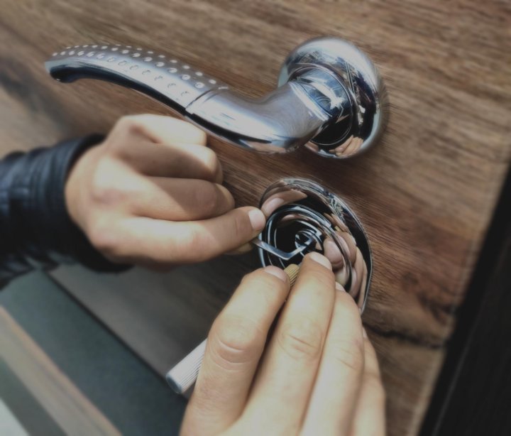 замена вскрытого. вскрытие замков квартиры, автомобили. установщик входных дверей. замена вскрытого. перекодировать замок на входной двери.