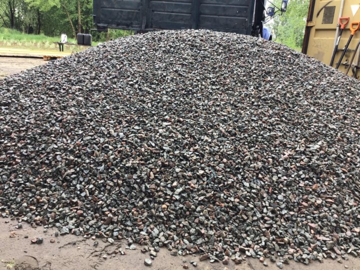 Пгс газель. Вес 1 куб м гравия. Сколько щебня в тачке. Лопата и тачка. Сколько щебня в тачке.