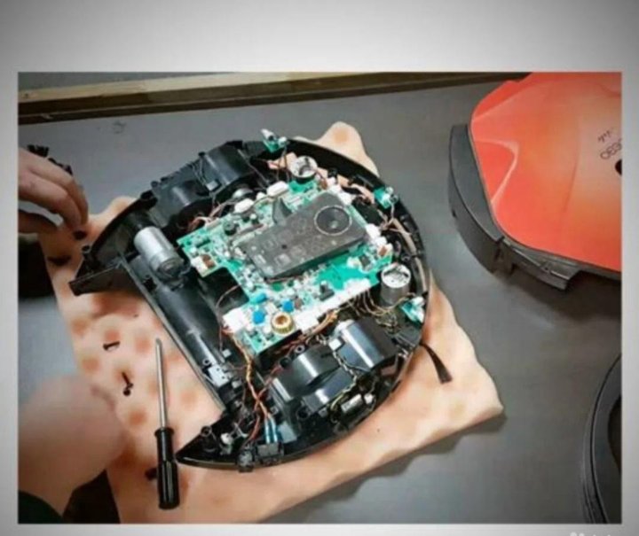 Ксиаоми робот пылесос разобранный. Ремонт робота пылесоса казань. Внутренности робота пылесоса. Ремонт робота пылесоса своими руками. Робот пылесос хиаоми.