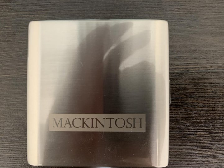 Сигареты макинтош. Портсигар макинтош. Mackintosh сигареты. Macintosh с портсигаром. Сигареты Mackintosh в портсигаре.