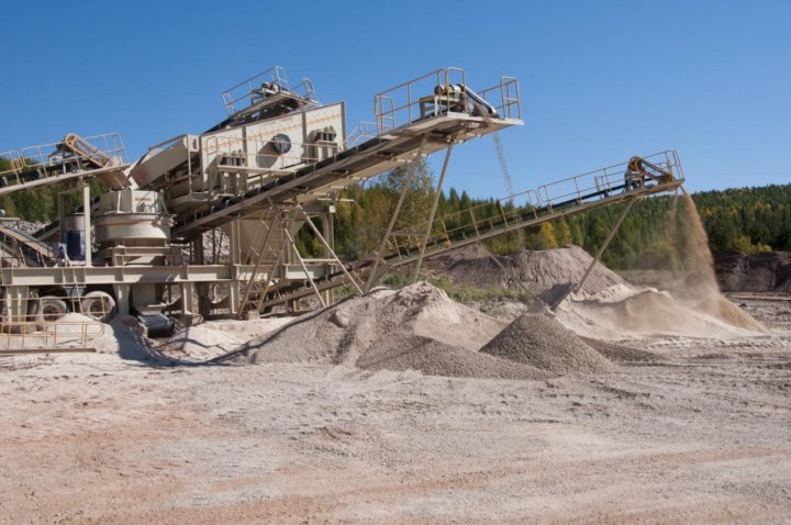 Грохот powerscreen chieftain 2100x 3-deck. Дробильно-сортировочная линия дсл-1. Дробильщик профессия. Передвижной дробильный комплекс uj300. Роторная дробилка powerscreen trakpactor 550.