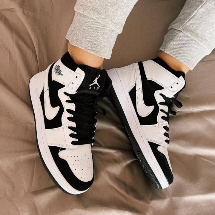 Nike air jordan top 1 mid tuxedo