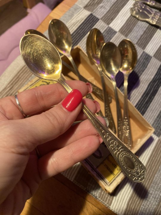 как почистить ложки с позолотой. темный налет на мельхиоровых ложках. ложка позолоченная. мельхиор столовые приборы. как почистить ложки с позолотой.
