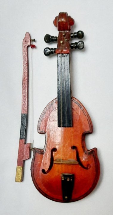 Сувенир из скрипки. Вьетан американский сувенир скрипка. Очаковский сувенир бальзам скрипка. Омск скрипка