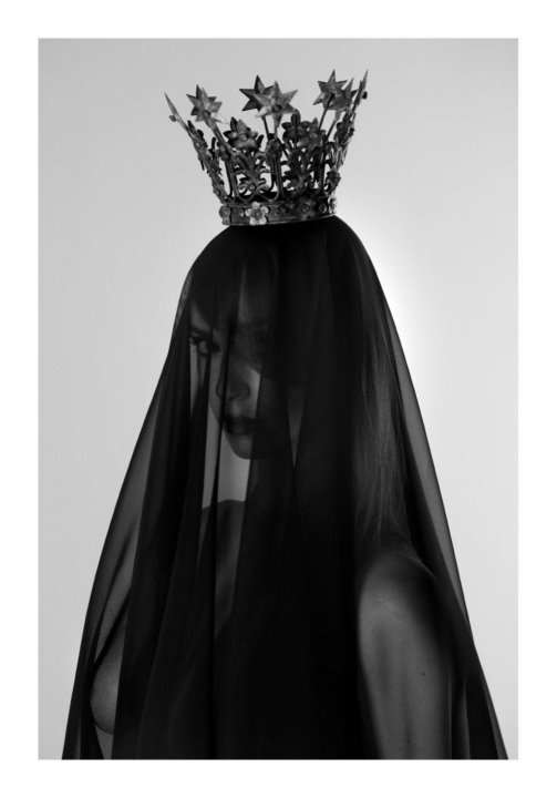 Черное платье с вуалью