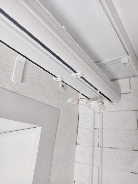 демонтаж рулонных штор. монтаж карниза для штор. демонтаж пластикового карниза на потолок. разборка карнизов. потолочные карнизы для занавесок.
