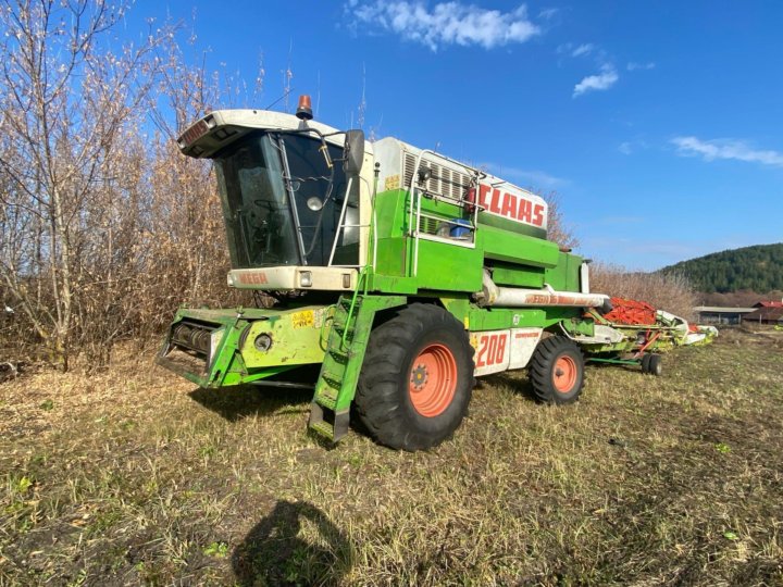 Комбайны ставрополь. Жатка для комбайна class Dominator Mega 208. Комбайн класс мега 350 органы управления.