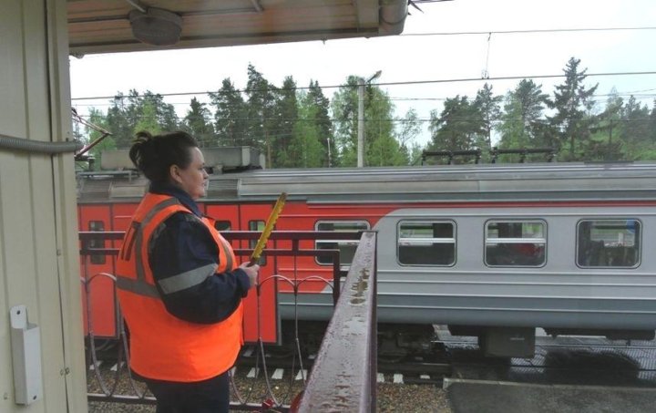 Зачем обходчики стучат по колесам молотком