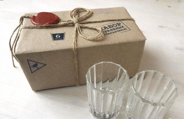 Упаковать вино в подарок. Как упаковать стакан. Упаковать в бумагу. Как упаковать стакан. Упаковать кружку в подарочную бумагу.