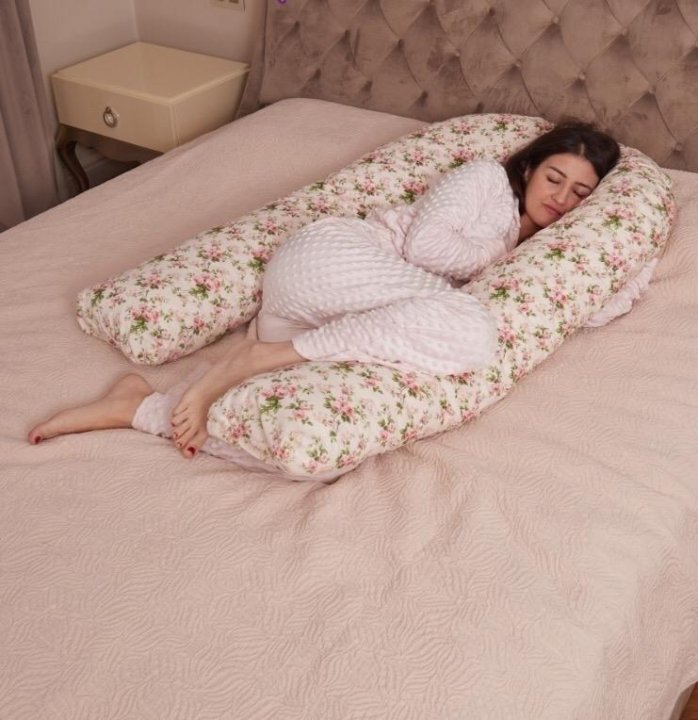 подушка для беременных в форме бублика, женщина спит