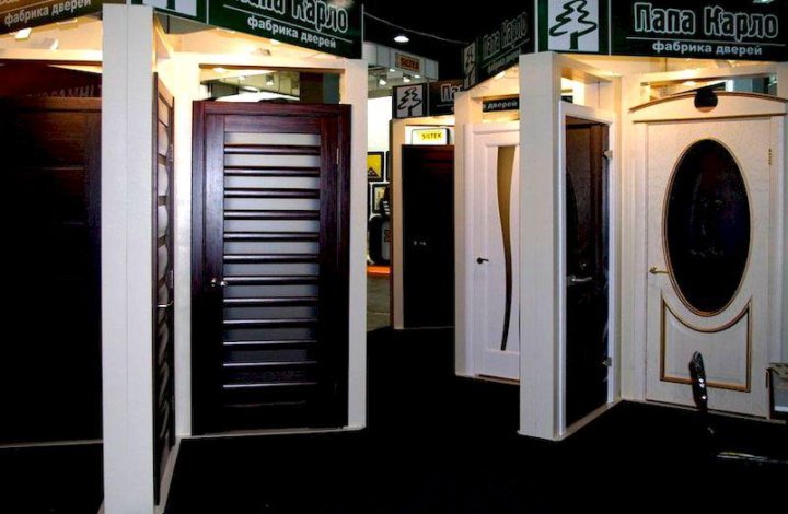 Выставка дверей. Неправильные двери расстановка. Выставочный зал межкомнатных дверей. Магазин дверей. Дверь межкомнатная выставочный образец.
