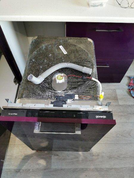 Холодильник индезит ноу фрост морозилка. Gorenje гудит. Холодильник бирюса 633 транспортировочные болты. Транспортировочные болты на холодильнике bosch. Прессостат посудомойка бош.