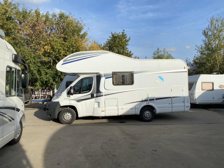 Автоприцеп автодом в аренду. Прицеп капля camper. Прицеп капля кемпер урал. Прицеп капля. Дом на колесах аренда в москве.