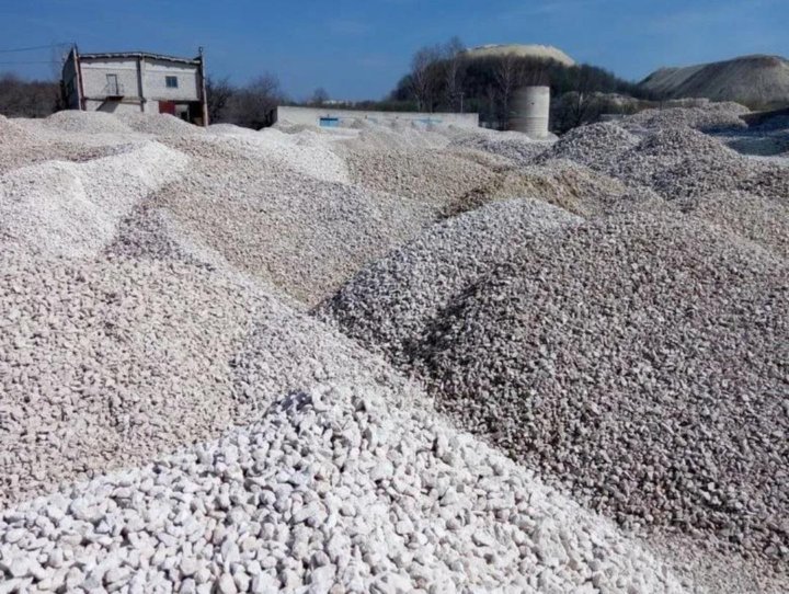 Переработка камня на щебень. Бой бетона в самосвале. Щебень гранитный (фр. Щебень севастополь. Рецикл бетонный 40/70.